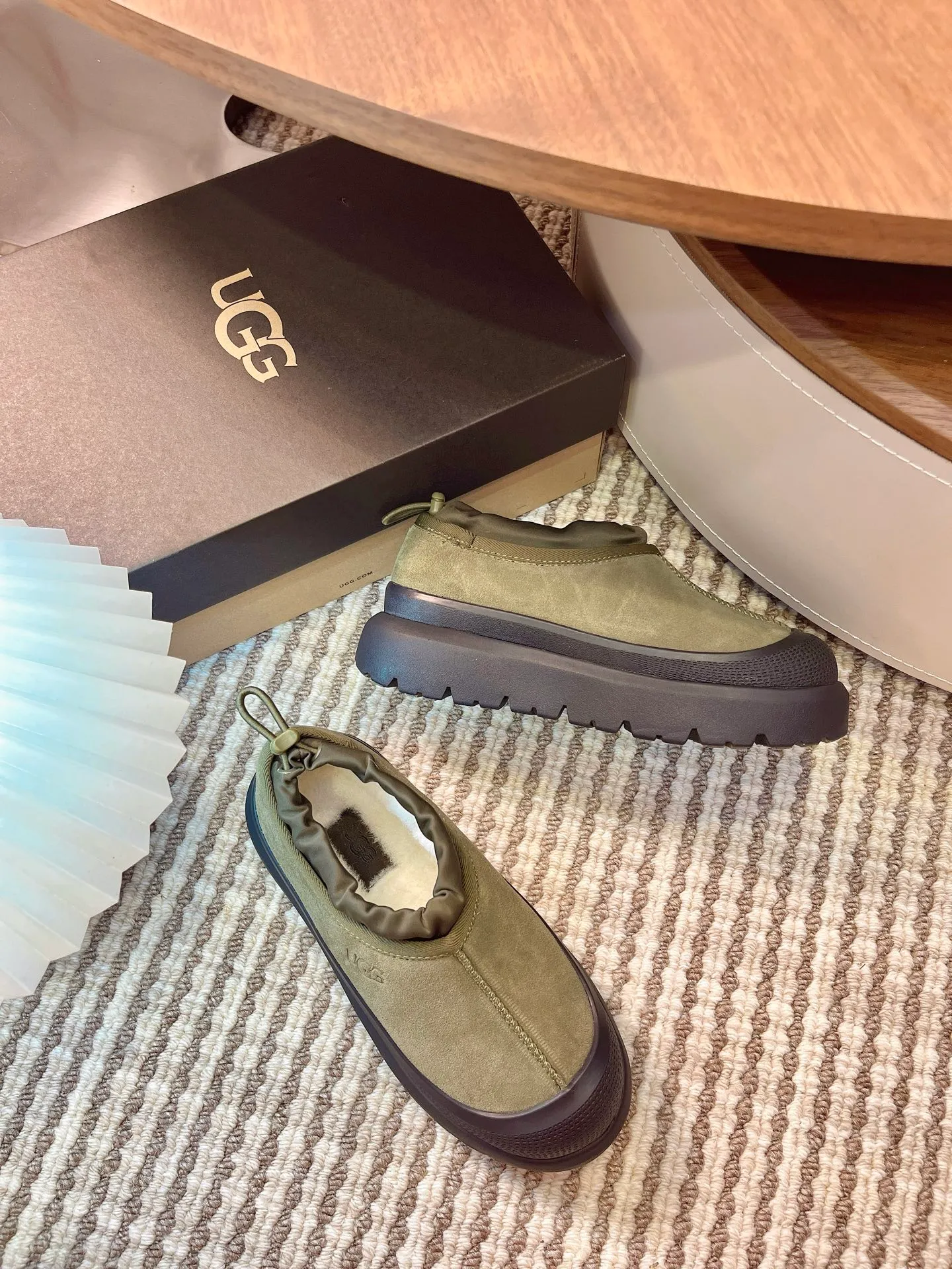 [UGG] P:500💰 Couple shoes Size: 35-44 [Wang Yibo's same style] UGG2025 new winter style Tasman fashion shoes for men and women 1144096 Ugg new fur shoes for autumn and winter, snow boots, same style for men and women ~ Handsome slip-on, lazy shoes, super easy to put on and take off ~ Suede cowhide fabric ~The soles are molded from original soles, not cheap rubber foam, but made of modern material. The characteristics of this material are that it is light, wear-resistant and non-slip. The outsole has a clear logo imprint, which is comparable to that of a store~